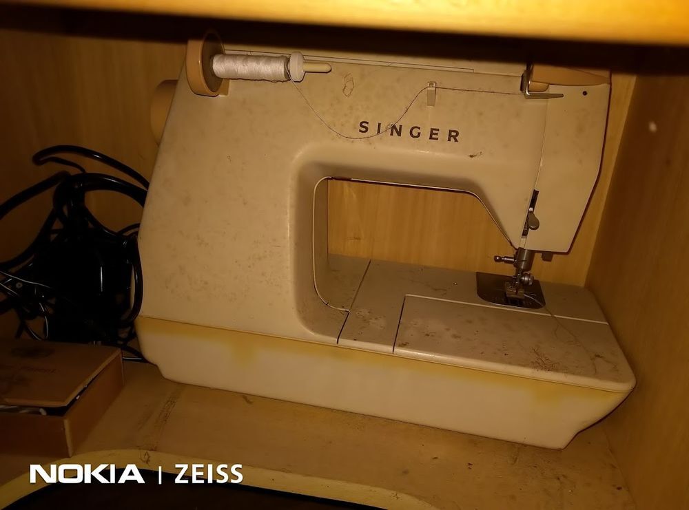 MACHINE A COUDRE AVEC MEUBLE Electroménager