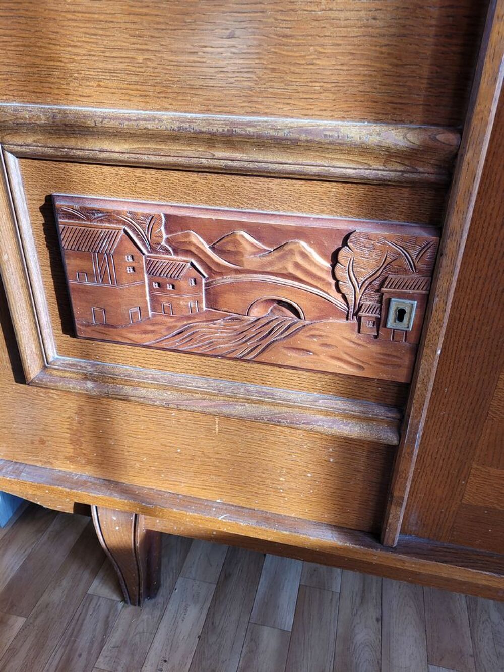 Buffet en bois sculpt&eacute; avec vitrines Meubles