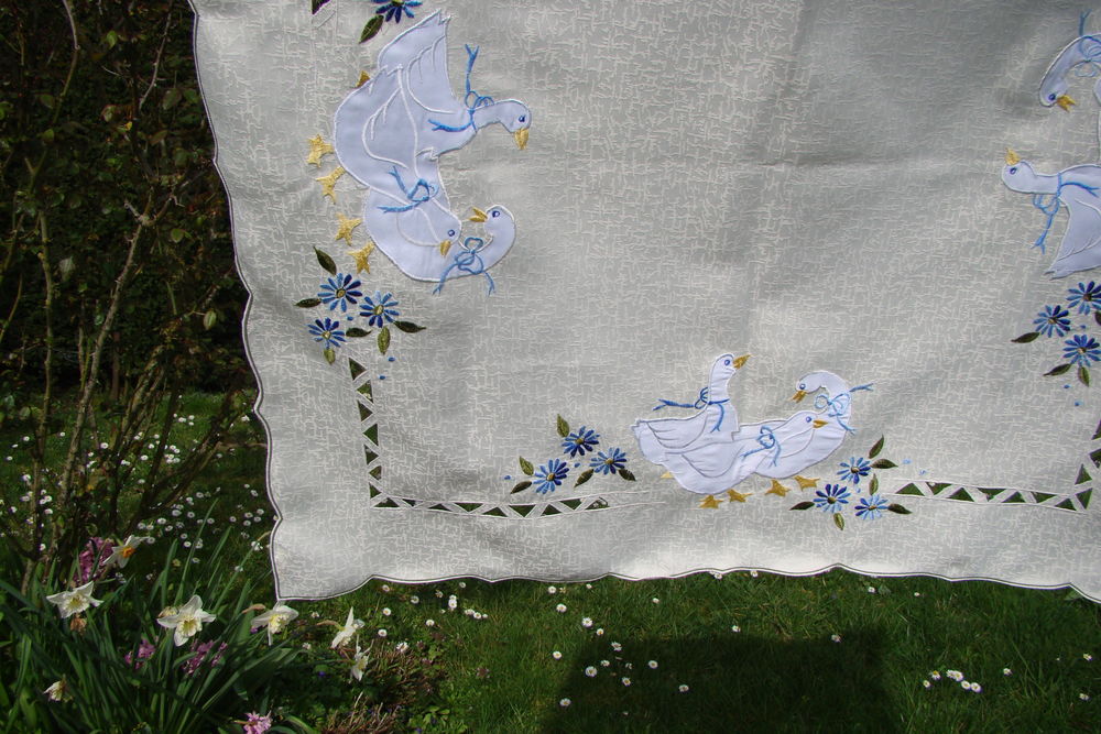 Nappe &agrave; th&eacute; brod&eacute;e d&eacute;cor d'oies vintage Décoration