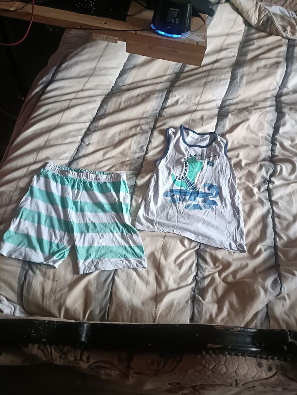 10€ deux ensembles short taille 8 ans Vêtements enfants