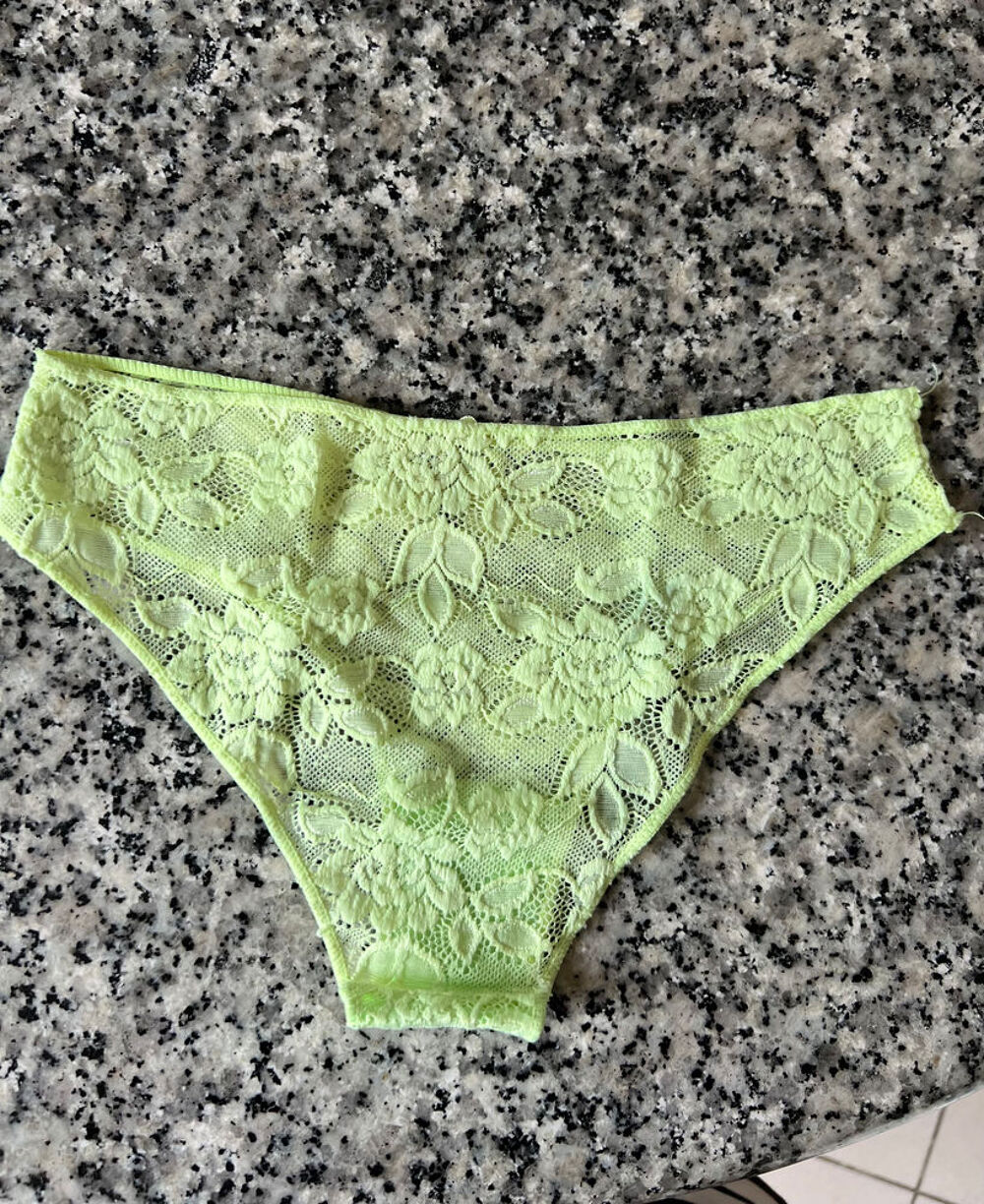 Culotte jaune dentelle taille XS/S. Neuve jamais port&eacute;e Vêtements