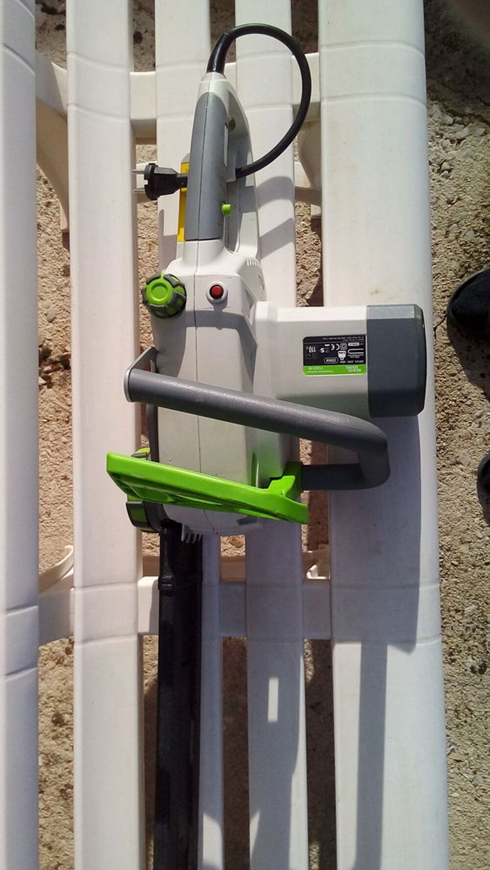 une tronconneuse &eacute;lectrique 2200w ; en tr&egrave;s bon &eacute;tat . Bricolage