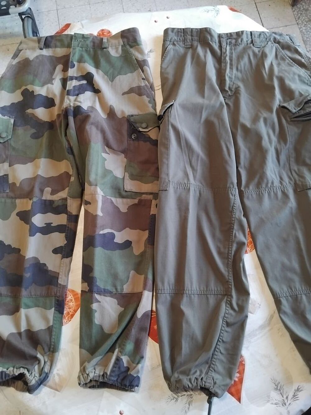 LOT DE 2 PANTALONS D'OCASSION DE DIVERSES ARMEES . Vêtements