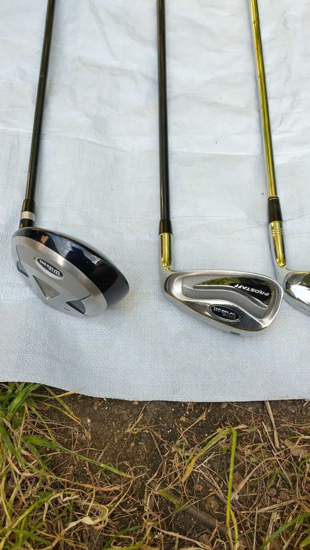 6 club de golf pour droitier avec un sac en Wilson,avec des balles et des tees . Sports