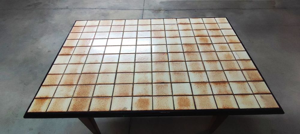 Belle table carrel&eacute;e. 
Meubles