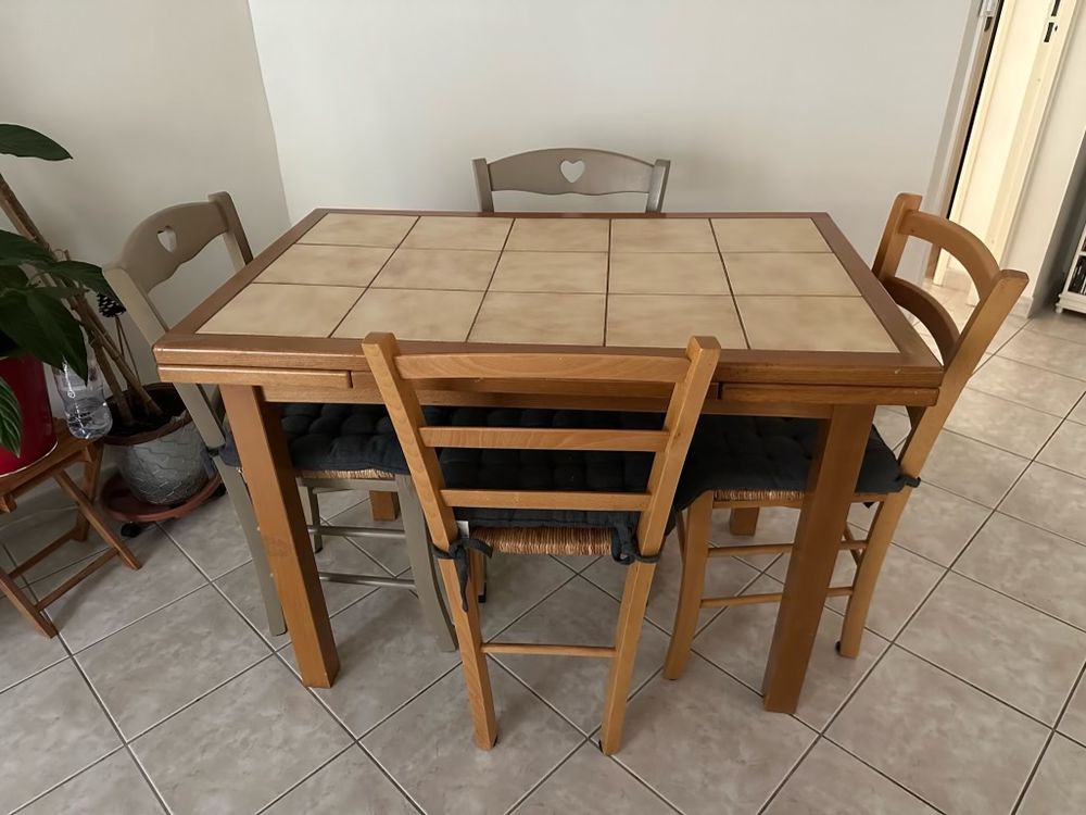 Table en en bois+4 chaises
Meubles