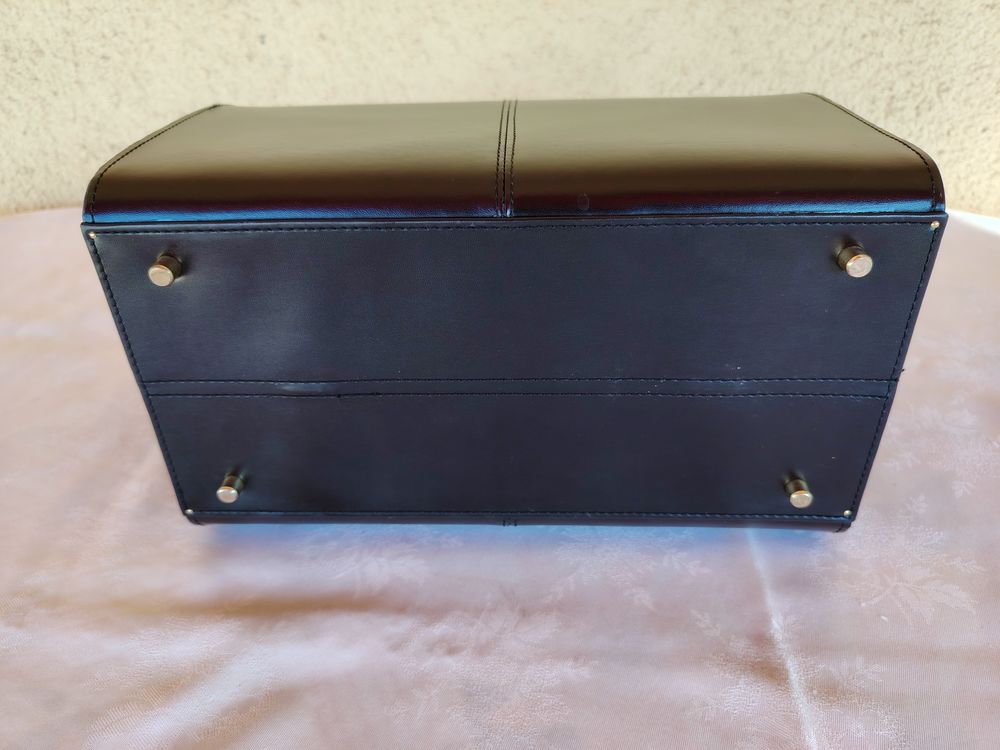 Sac &agrave; accessoires vintage
Maroquinerie