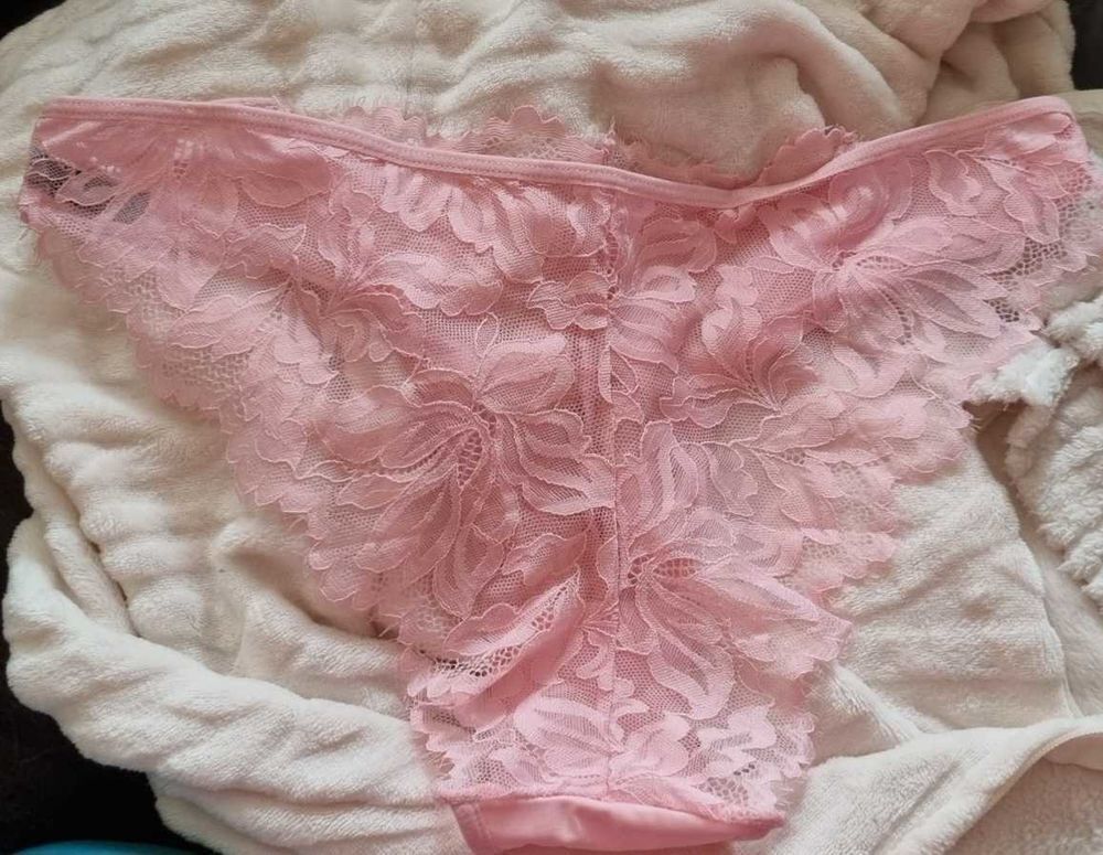 Tr&egrave;s joli tanga couleur rose dentelle. Taille XXL Vêtements