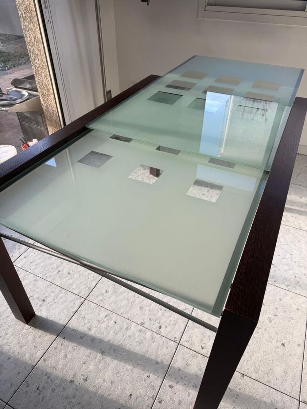 Table Ligne Roset en verre poli avec rallonge int&eacute;gr&eacute;e Meubles