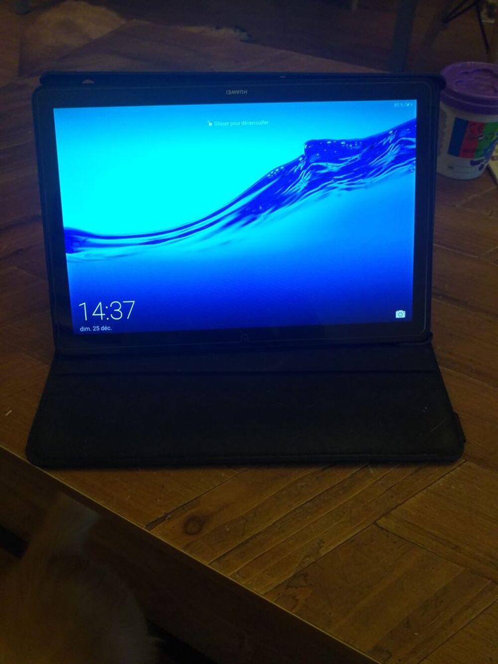 Tablette huawei avec sa pochette de protection Téléphones et tablettes