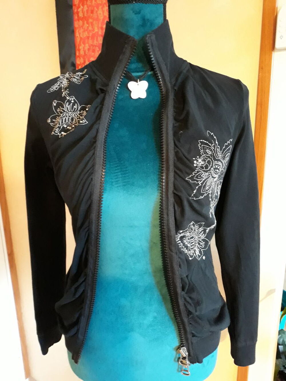 Gilet noir + broderies - J-2 - Taille S Vêtements