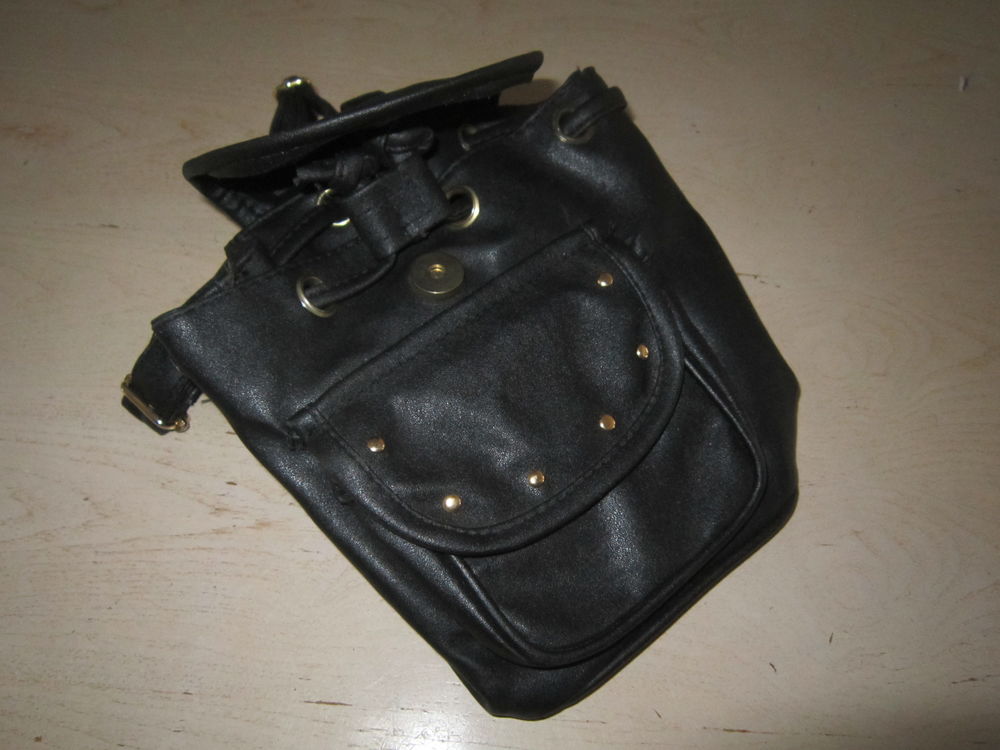 Un mini sac &agrave; dos en cuir noir Maroquinerie