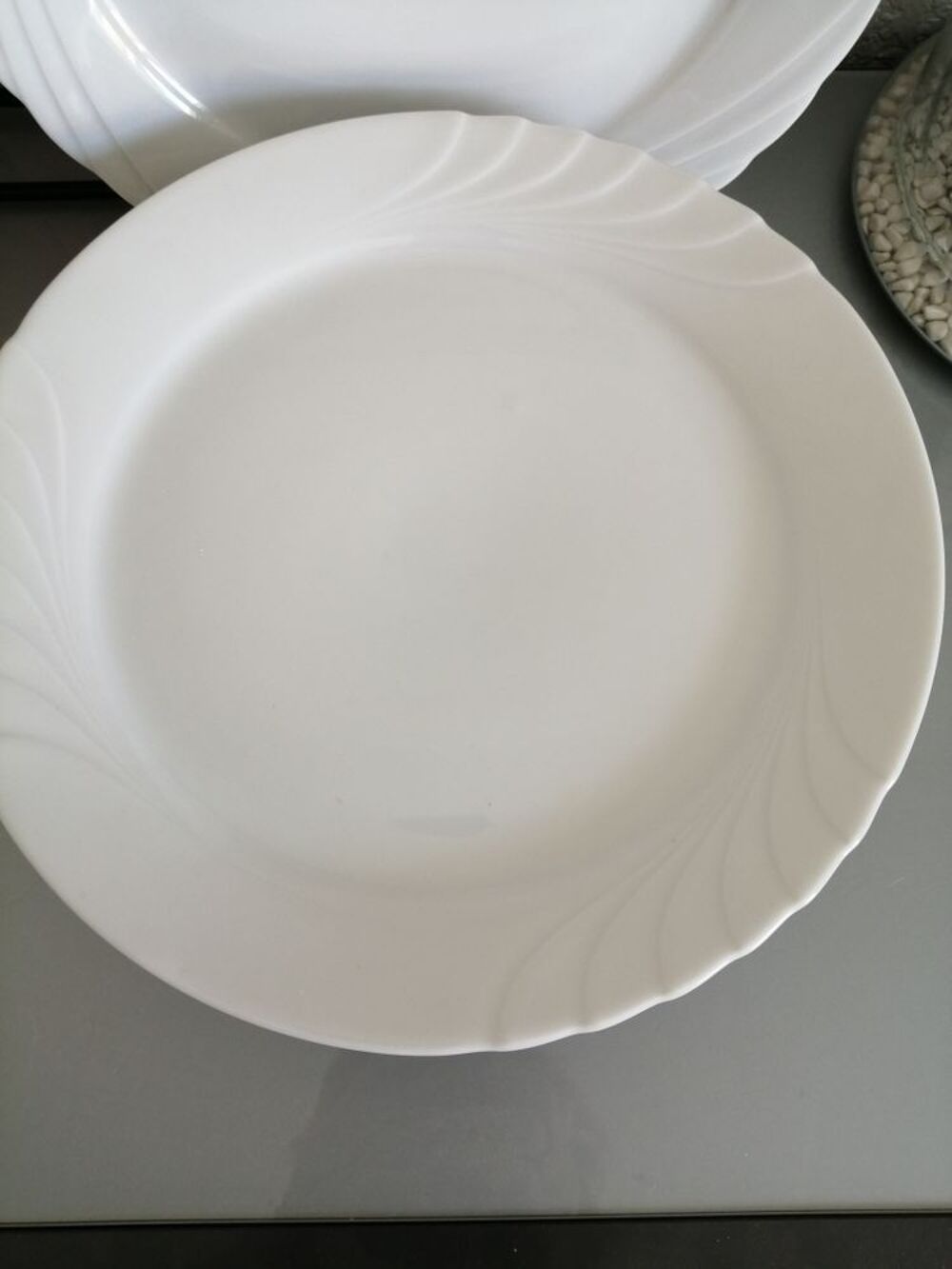 6 assiettes porcelaines blanches diam&egrave;tre 25,5cm Electromnager