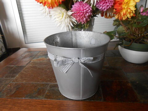 cache pot en m�tal galvanis� gris 17cm haut 18cm larg 2 Marck (62)