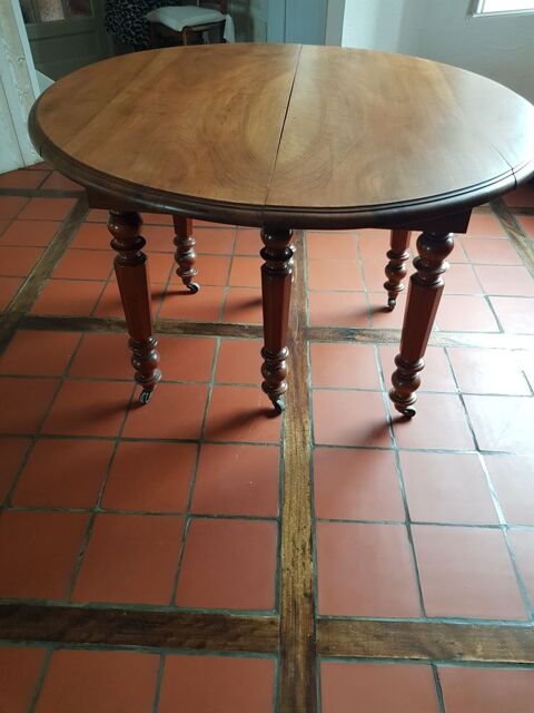 table Ronde ancienne 6 pieds 180 Fontenay-le-Comte (85)