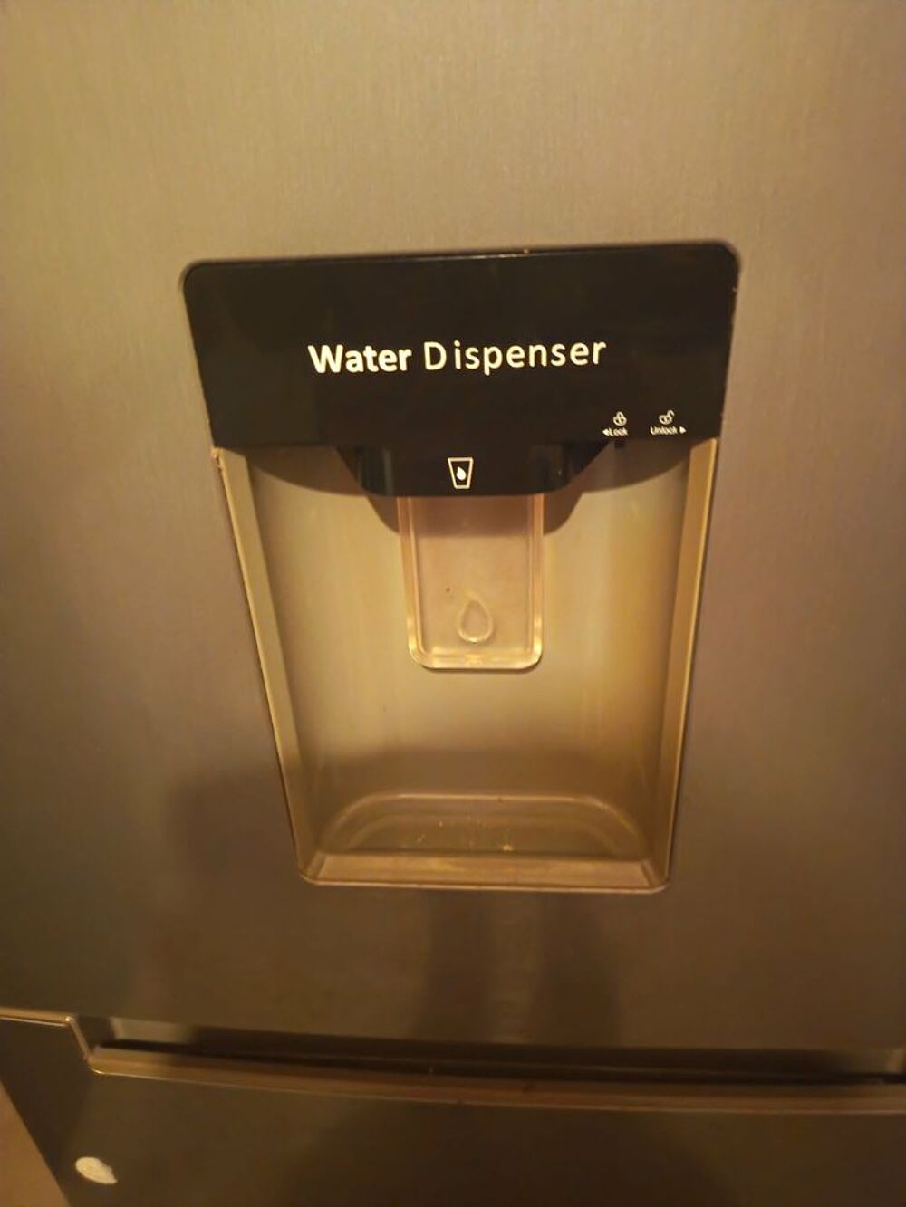 R&eacute;frig&eacute;rateur combin&eacute; SIGNATURE avec distributeur d'eau Electroménager