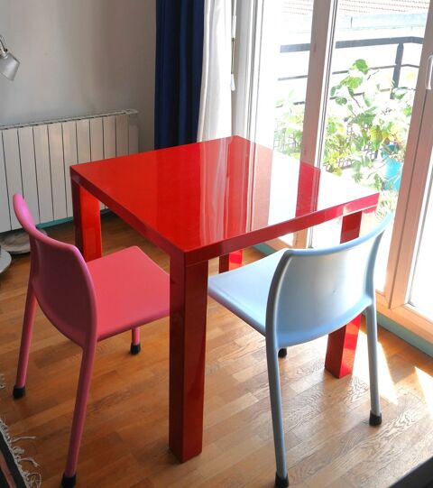 Table carrée design laquée rouge. 80x80x76. Etat parfait. 40 Paris 11 (75)