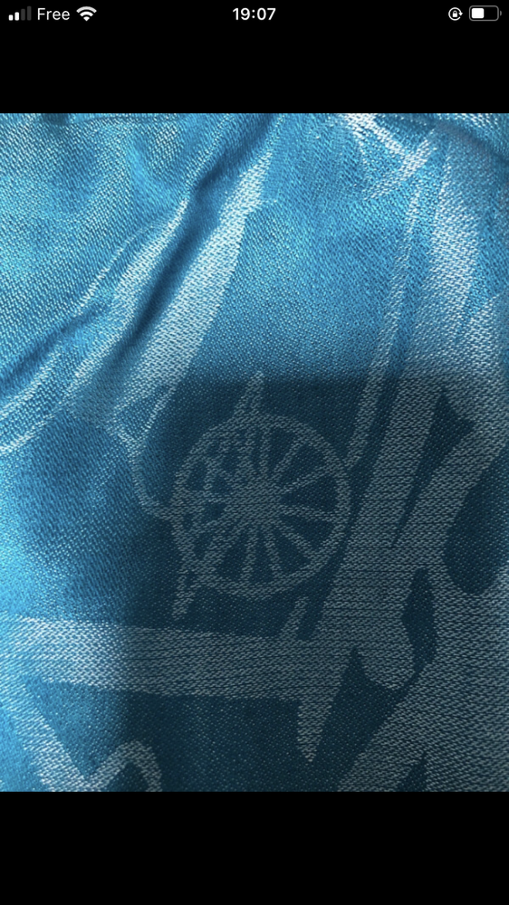 Foulard Herm&egrave;s 
50% soif et 50% coton 
En parfait &eacute;tat Maroquinerie