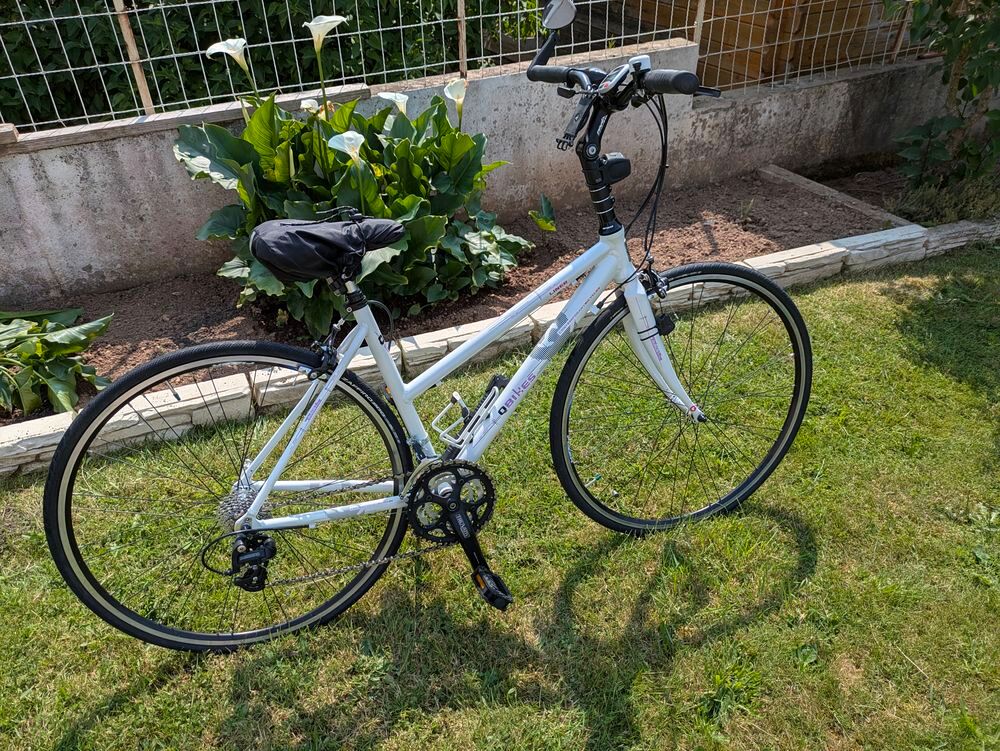 V&eacute;lo femme trekking route Vlos