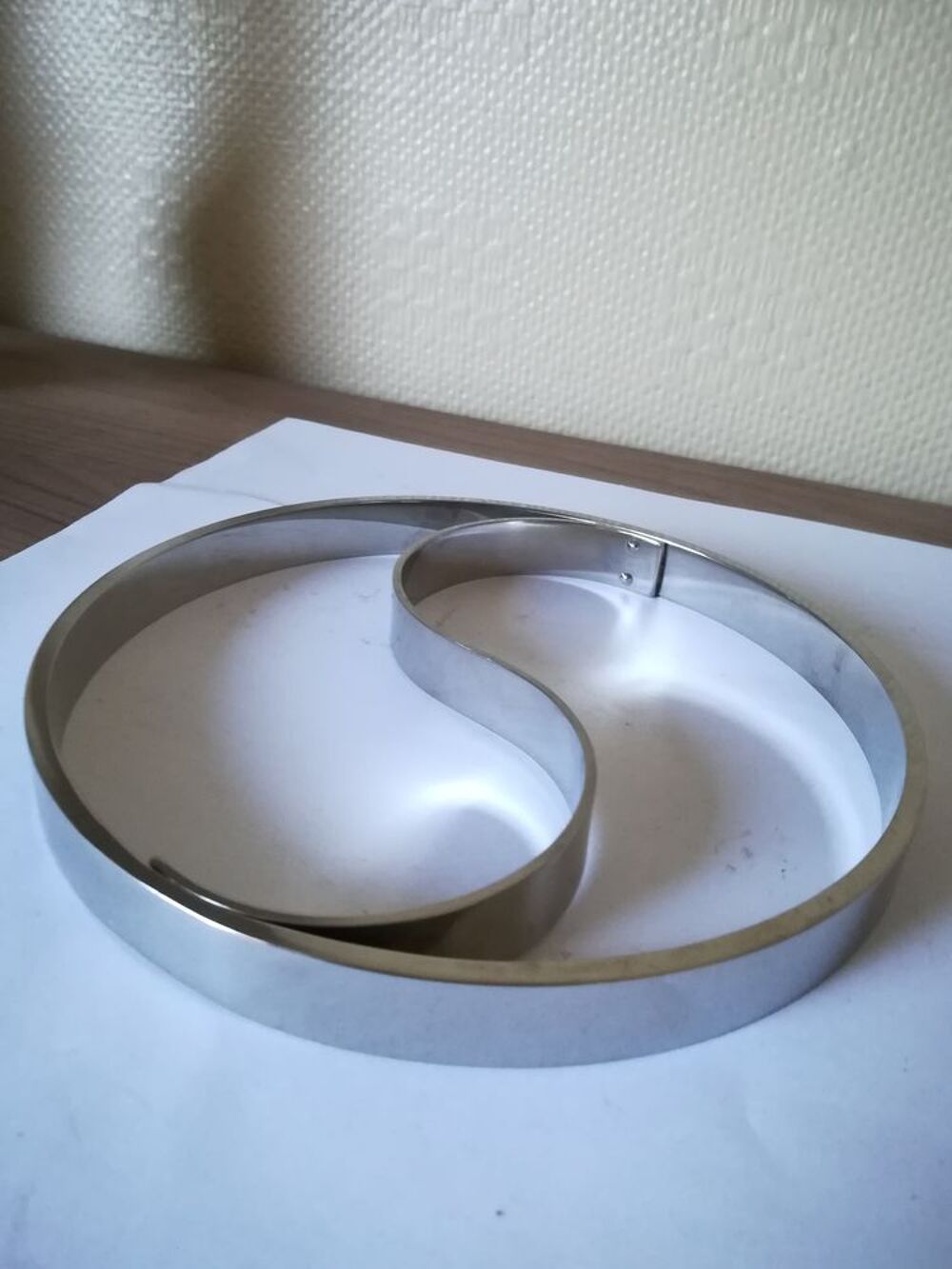 DESSOUS DE PLAT EN METAL ARGENTE / SOUS PLAT 
Cuisine