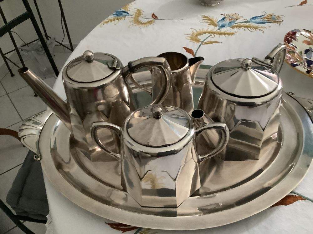 Service en argent
poin&ccedil;on : 300 Décoration