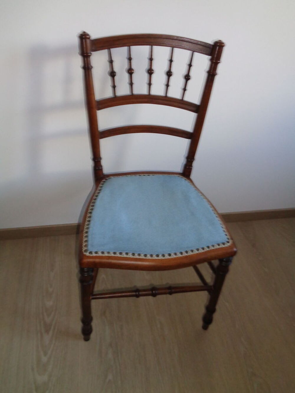 Chaise ancienne en bois recouverte en tissu bleu Meubles