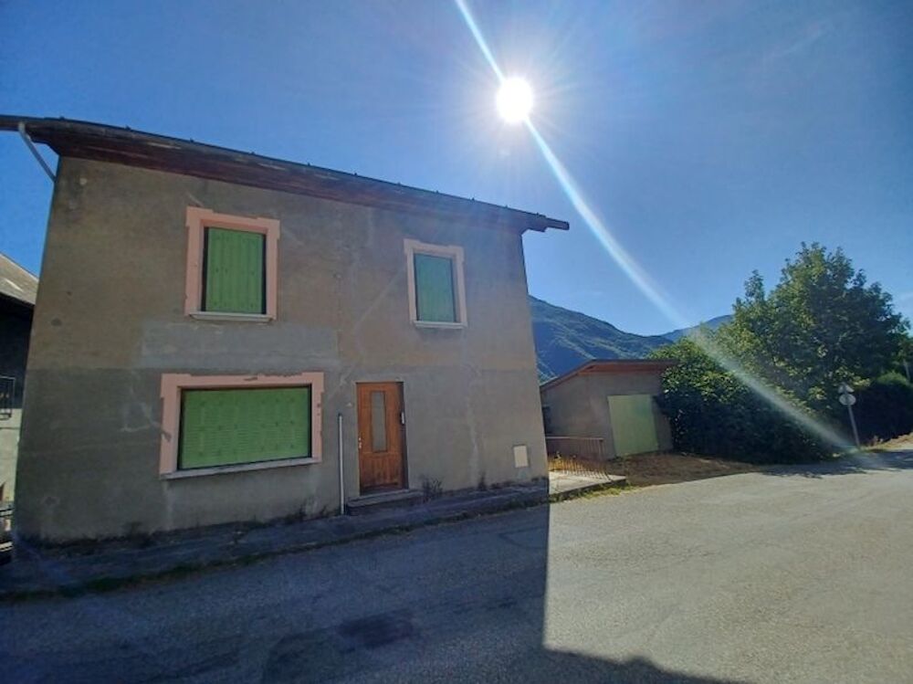 Vente Maison NOUVEAU PRIX ! SAINT REMY DE MAURIENNE Maison individuelle à rénover entièrement sur agréable terrain clos de 550 m2 Possibilité d'aménager une maison spacieuse ou de créer 2 ou 3 appartements indépendants Saint-rémy-de-maurienne