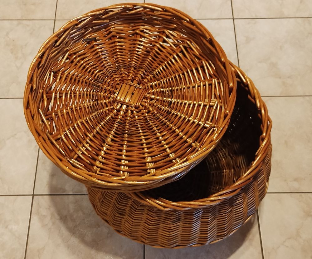 Grande pani&egrave;re en osier ou coffre &agrave; linge avec couvercle Décoration