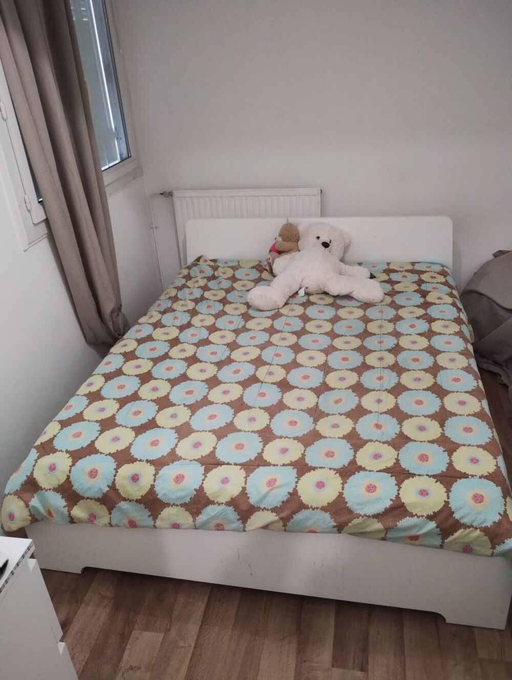 Lit king size sommier // avec matelas a m&eacute;moire de forme Meubles