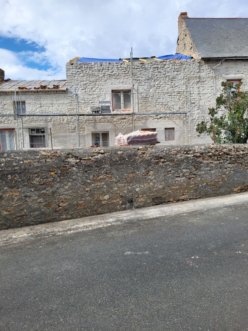   refaire la charpente et couvrir en romane 