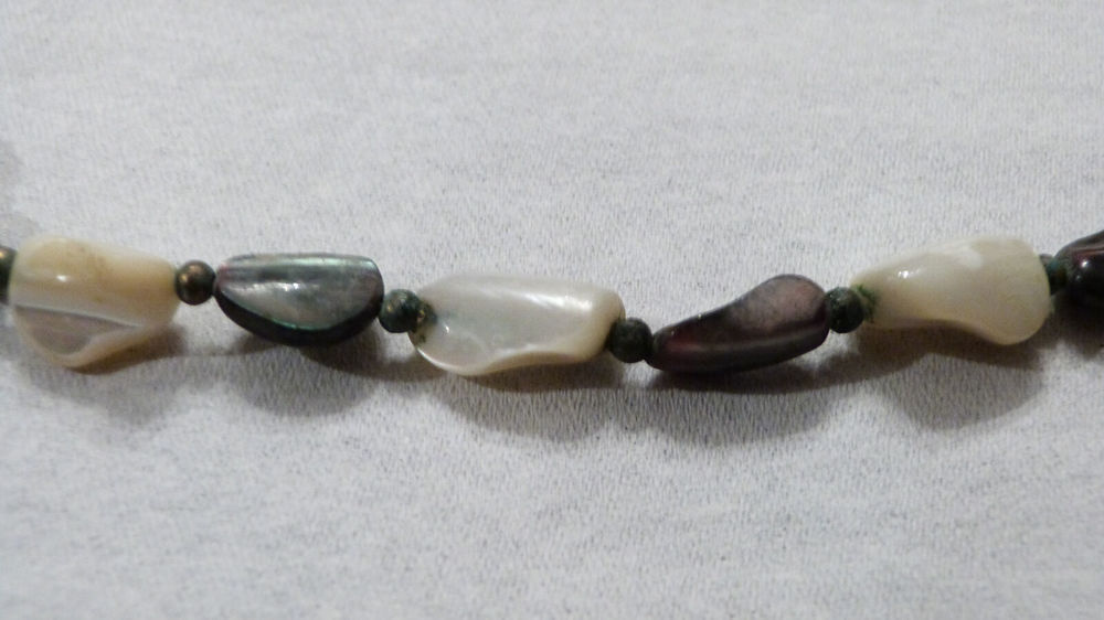 Ancien collier v&eacute;ritable perles nacre blanches et noires Bijoux et montres
