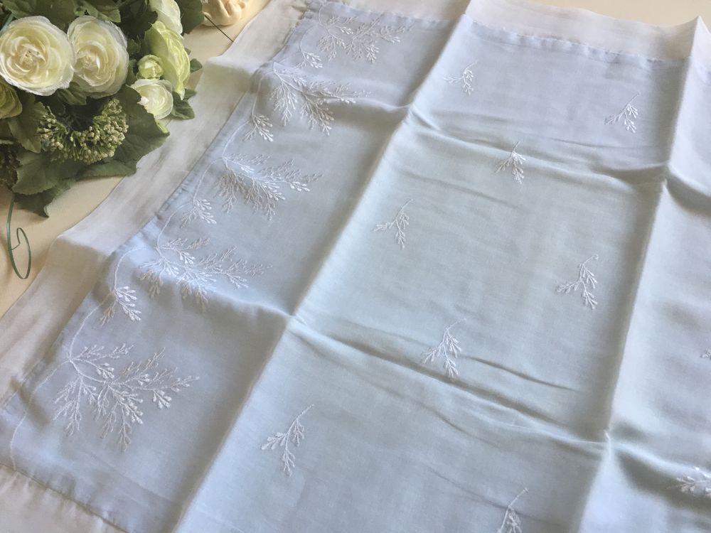 HOUSSE de COUSSIN bleue ciel et broderie blanche Décoration