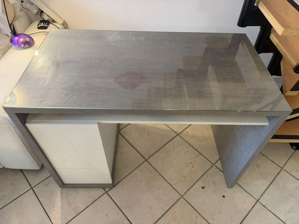 Bureau gris et blanc trois tiroirs verre protection securit Meubles