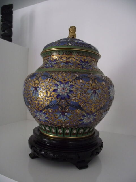 POTICHE AVEC COUVERCLE EN EMAIL CLOISONNE. 399 Neuilly-Plaisance (93)