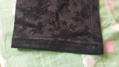 pantalon bleu fonc brillant  motifs
marque Fashion Studio
6 Florange (57)