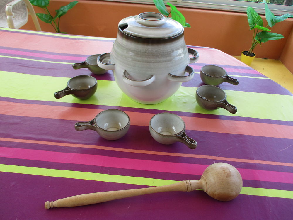 Service &agrave; Sangria + 6 tasses en gr&egrave;s. Décoration