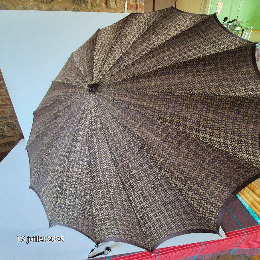 Parapluie de soleil autrichien du si&egrave;cle dernier , donc anci Vêtements
