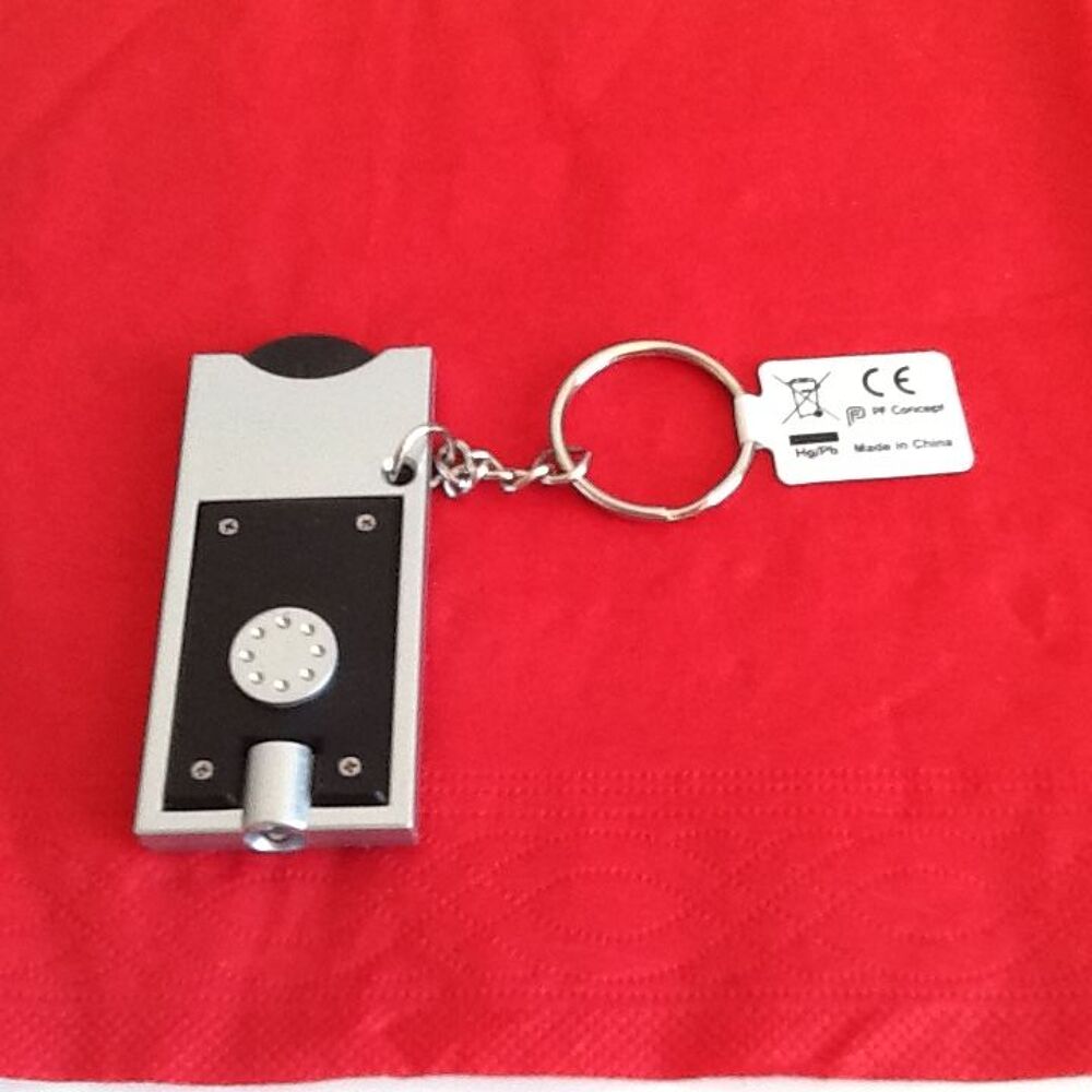 PORTE-CLEFS "FONDATION FRANCE" "CASINO JOA" 