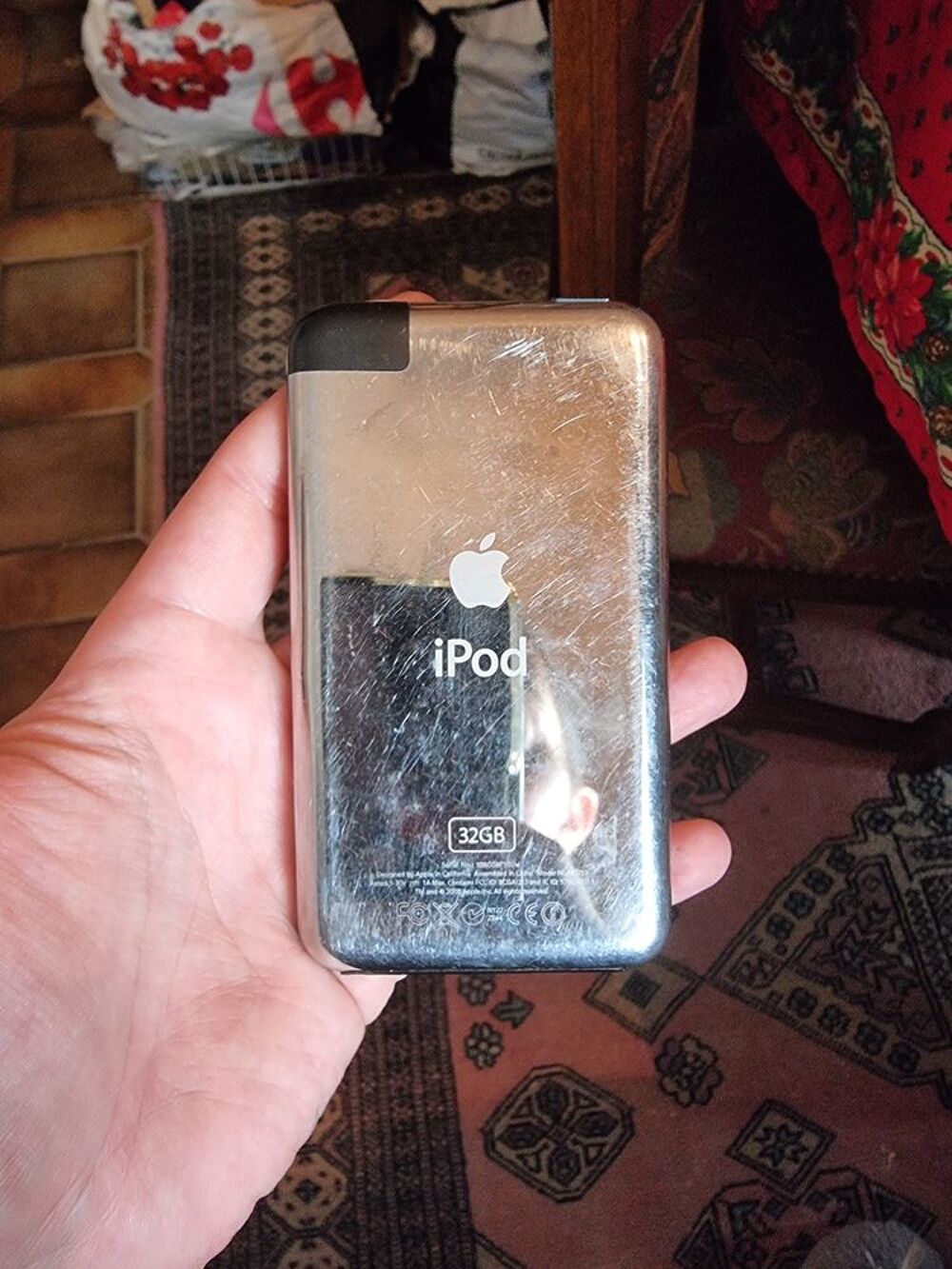 iPod A1213 32GB avec socle de charge et c&acirc;ble Audio et hifi