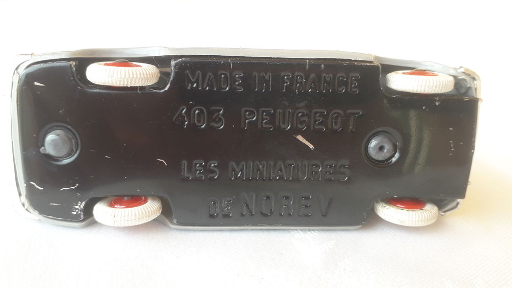 Voiture miniature PEUGEOT 403 NOREV
