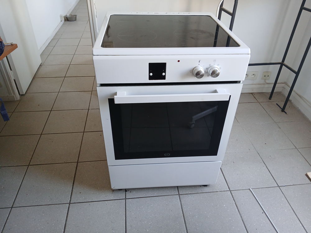 cuisini&egrave;re induction 4 plaques ann&eacute;e 2022 Electroménager