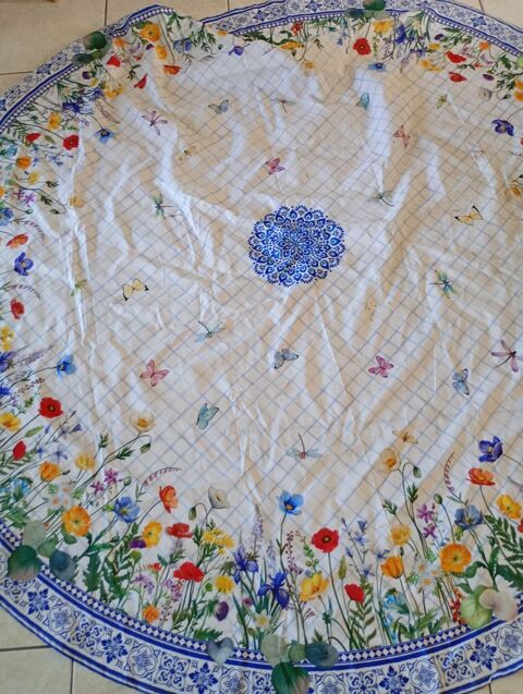 Nappe en tissue ronde très bon état 10 Corbas (69)