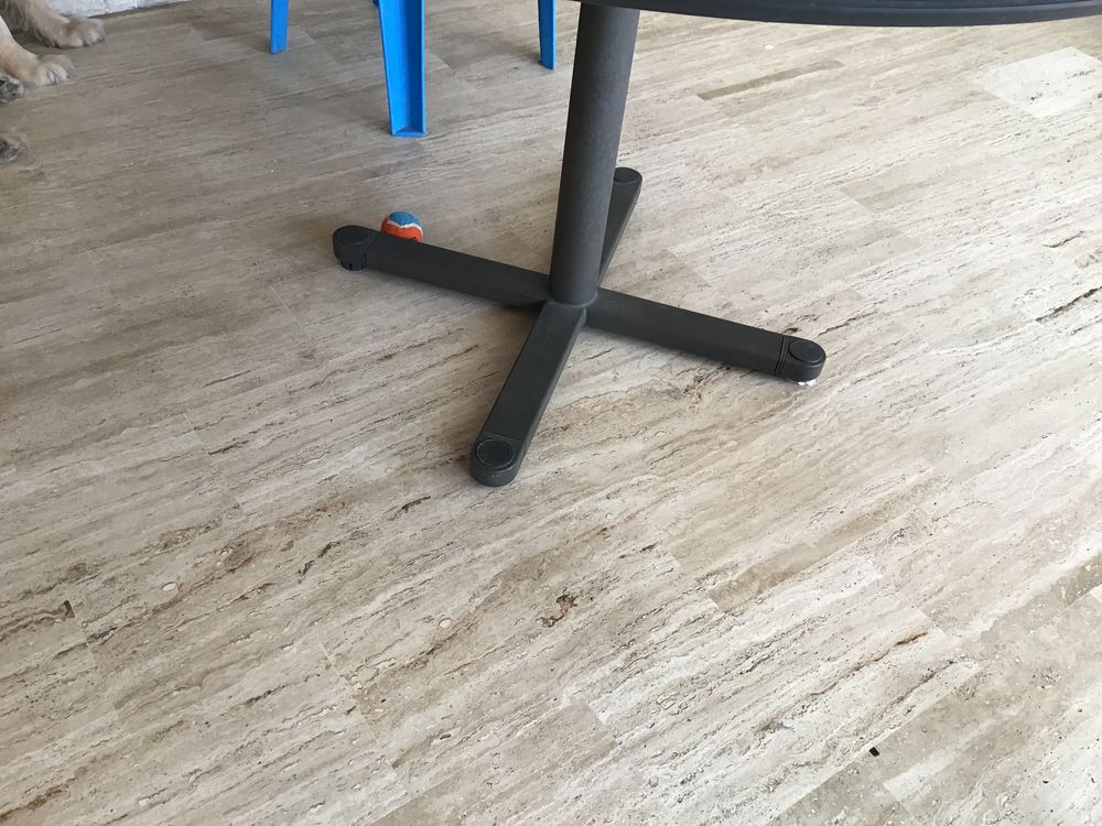 Table ronde avec pieds r&eacute;glables . Jardin