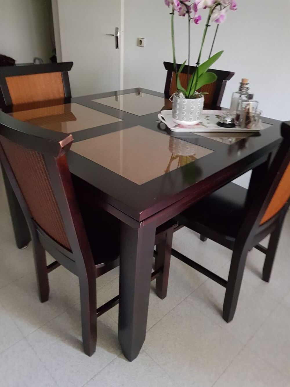 TR&Egrave;S JOLIE TABLE EN BOIS TECK AVEC QUATRE CHEESE. Meubles