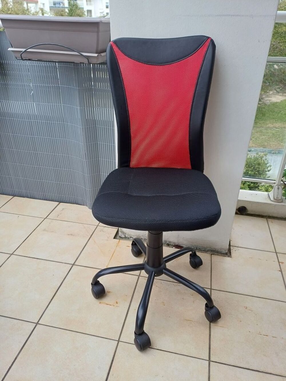 chaise de bureau &eacute;tat neuf a servie 3 mois seulement pour cause de d&eacute;m&eacute;nagement . Meubles