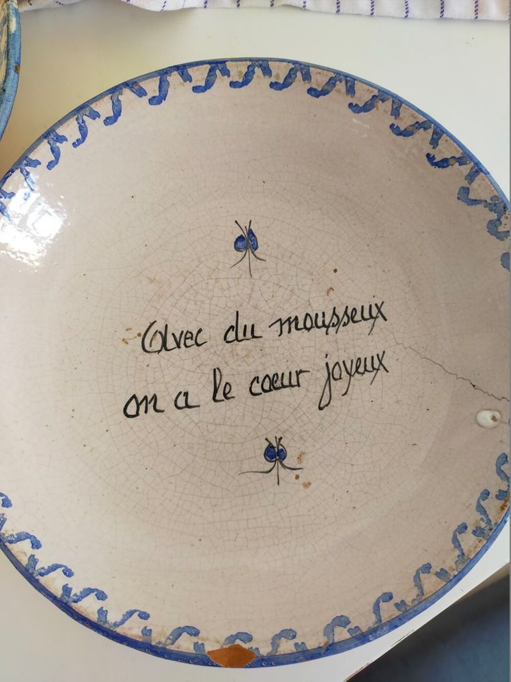 Vieilles assiettes d&eacute;co blanche ronde creuse liser&eacute; bleu ave Cuisine
