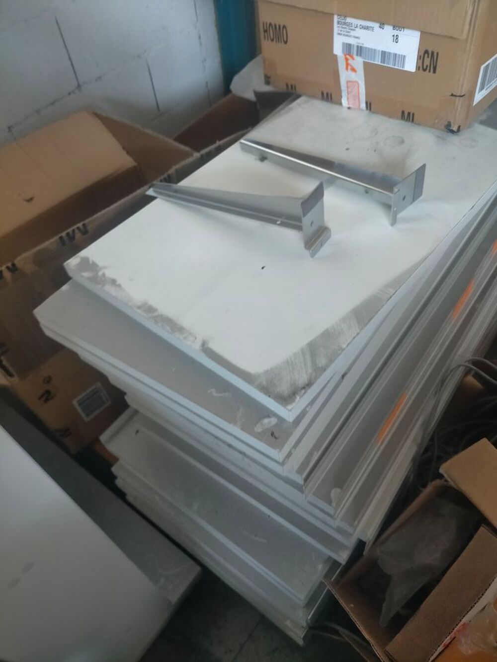  lot de materiel pour installation boutique
faire OFFRE Meubles