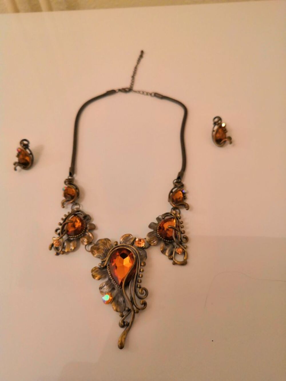 collier et boucles d'oreilles assorties fantaisie Bijoux et montres