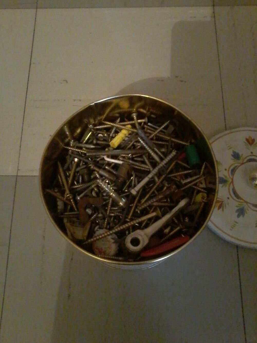 Boite remplie de vis etc Bricolage
