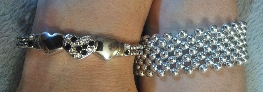 lot de bracelets fantaisie argent&eacute;s et &eacute;lastiqu&eacute;s Bijoux et montres